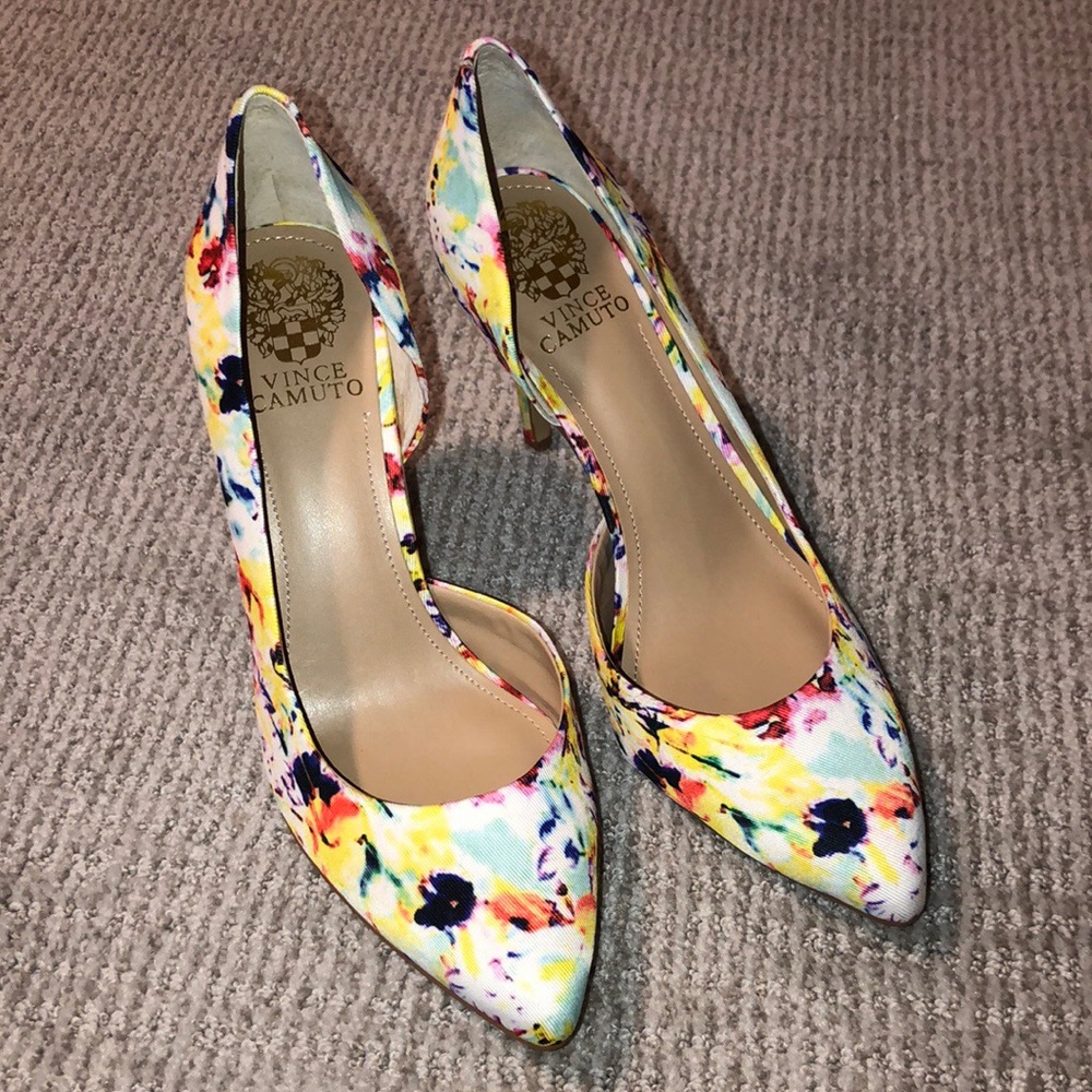 NWT Vince Camuto floral pump